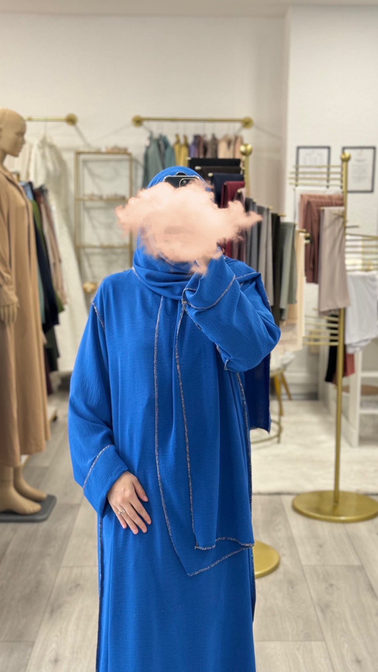 abaya avec voile intégré, robe avec voile intégré à bordure dorée, robe à couture dorée