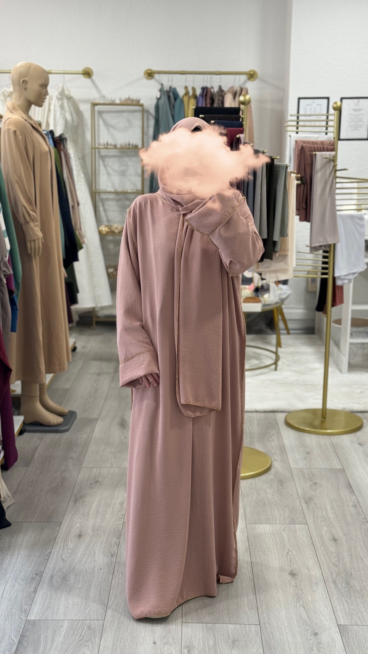 abaya avec voile intégré, robe avec voile intégré à bordure dorée, robe à couture dorée