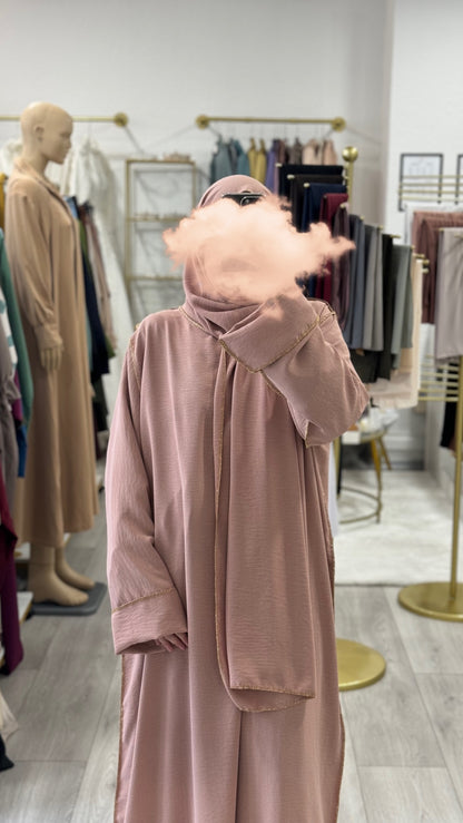 abaya avec voile intégré, robe avec voile intégré à bordure dorée, robe à couture dorée